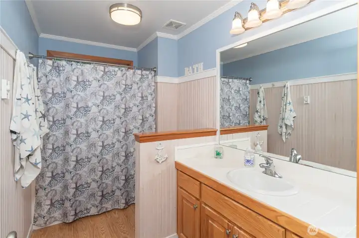 Full bath in hallway