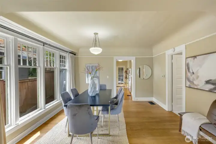 Huge dining room - space to host Thanksgiving dinner! Huge dining room - space to host Thanksgiving dinner!