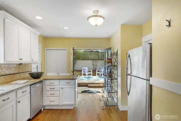 Dining room flows nicely into the kitchen. Dining room flows nicely into the kitchen.
