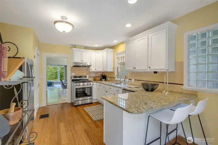 Granite countertops and SS appliances. Granite countertops and SS appliances.