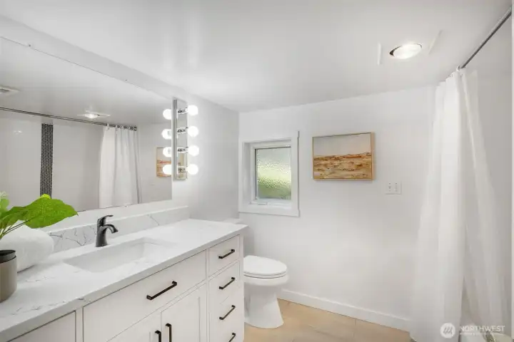 Second full bath on the lower level. Second full bath on the lower level.