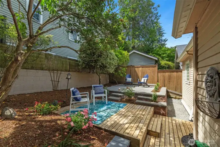 Delightful, private yard space. Delightful, private yard space.