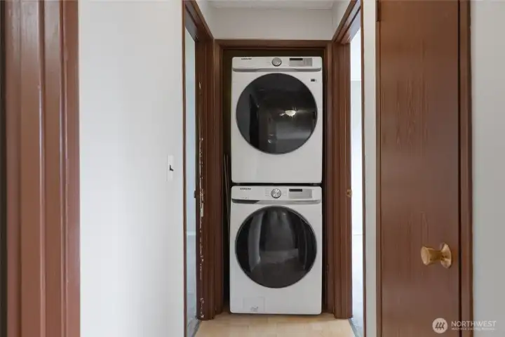 Upper unit washer/dryer