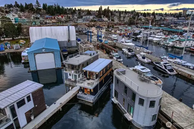 Time for your to explore the lifestyle of Lake Union Living aboard a new construction single story houseboat with a full rooftop deck. Imagine....