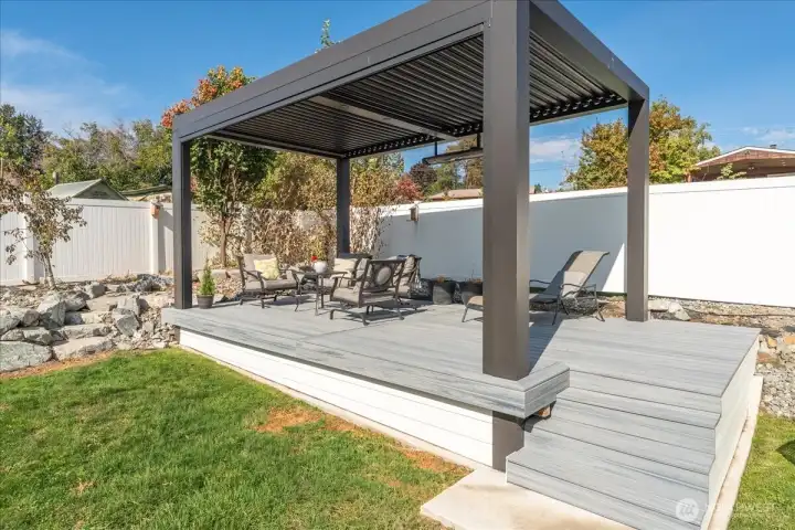 StruXure pergola w Ai louvres for changes in weather