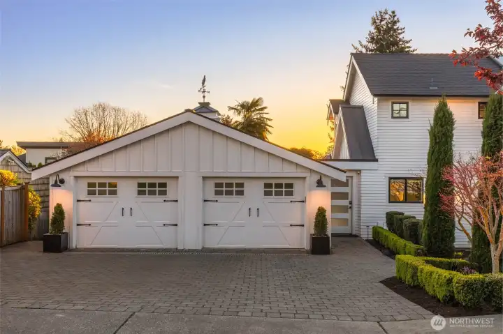 Oversized  696 SF 2-car garage