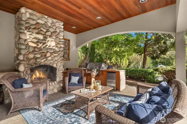 Covered Patio w/kitchen