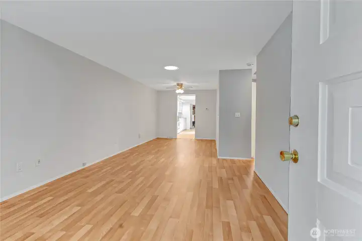 Living and dining area without VS.