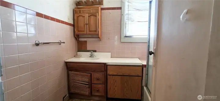 The full bathroom is conveniently located between the two bedrooms on the West side of the home, providing an efficient, highly accessible layout for residents and guests.