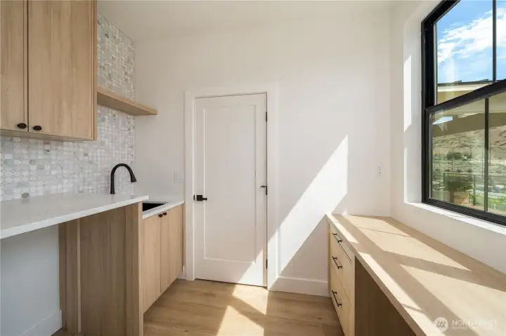 Laundry room/Office with a view Laundry room/Office with a view
