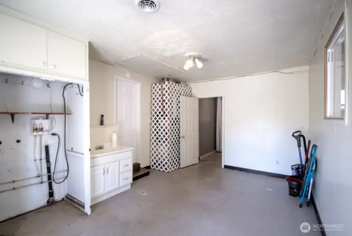 Utility room/flex area