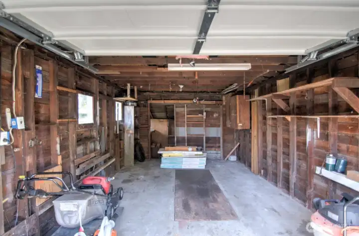 Detached 1 car garage that could be converted into an ADU