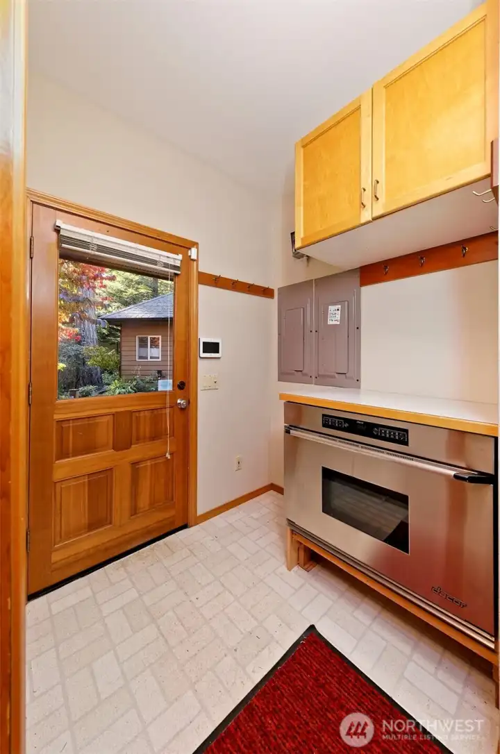 Need another oven when entertaining? Well, here it is - in the hallway right around the corner from the kitchen! Need another oven when entertaining? Well, here it is - in the hallway right around the corner from the kitchen!