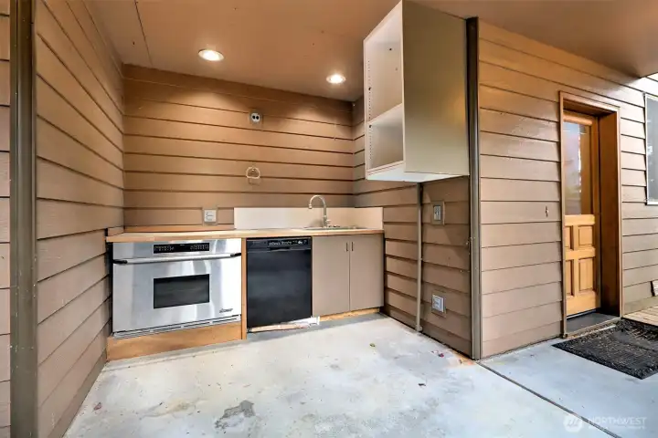Outdoor kitchen with a dishwasher, sink and another oven! Outdoor kitchen with a dishwasher, sink and another oven!