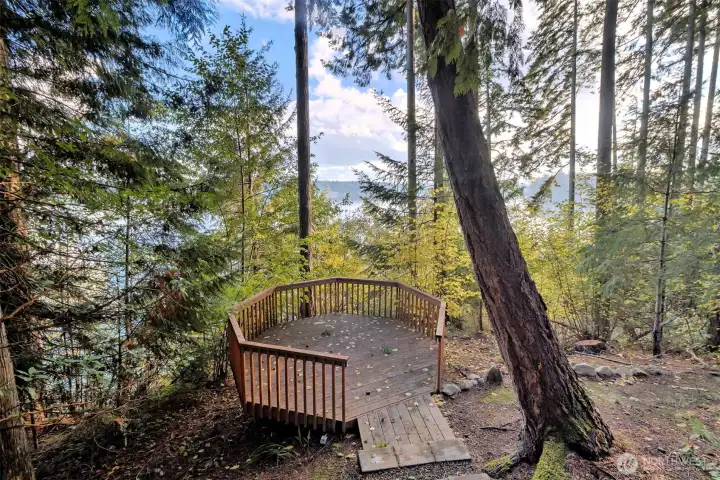 Gazebo for entertaining and enjoying the view... however, there is no direct access to the beach from this property. Gazebo for entertaining and enjoying the view... however, there is no direct access to the beach from this property.