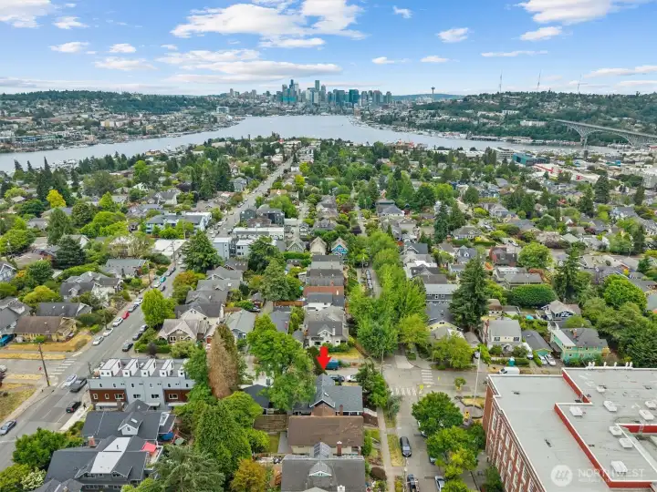Fantastic Wallingford location set between Wallingford Ave & the bustling activity on Stone Way.  And a short walk South to Gas Works Park and Burke Gilman trail.