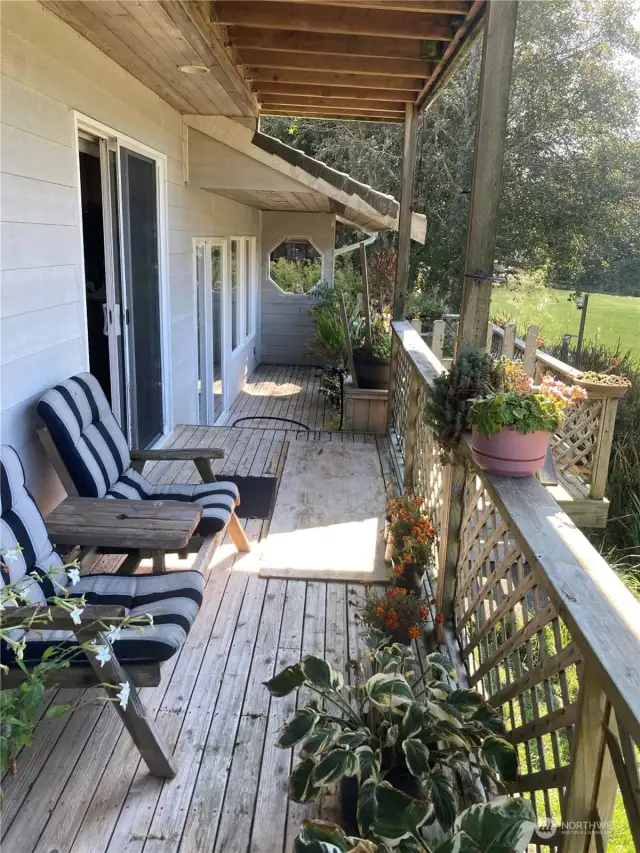 Quiet back porch for viewing river otters and bird sanctuary.