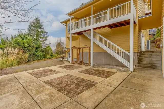 back drive/patio