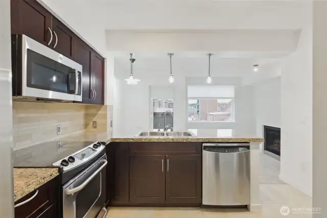 Stainless appliances, kitchen with amply counterspace and storage!