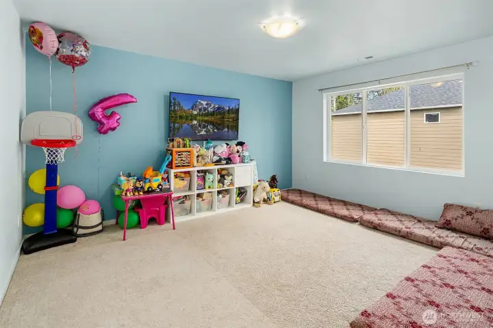 Upstairs bonus room (no closet)