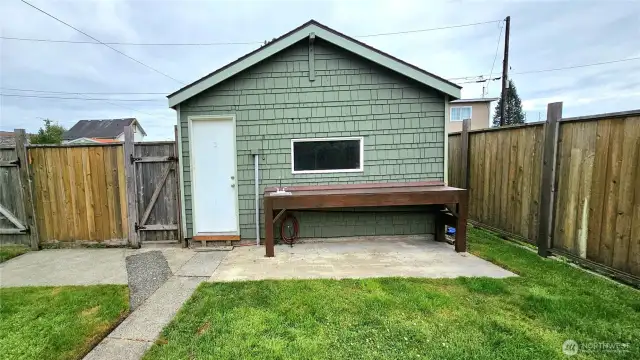 Garage comes with an outdoor washing table!