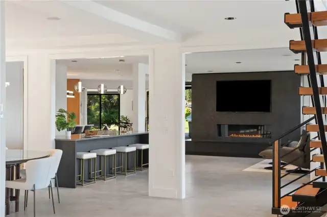 Dining to the left  and the floating  buffet with lots of room for stools. This great room sees the water….on 2 sides!