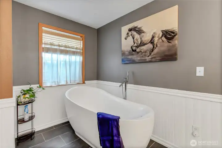 Nice soaking tub in Primary.