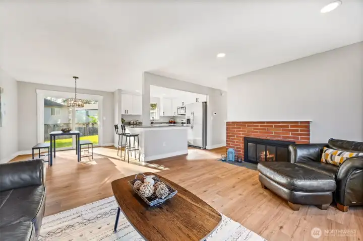 Open concept living - so much natural light