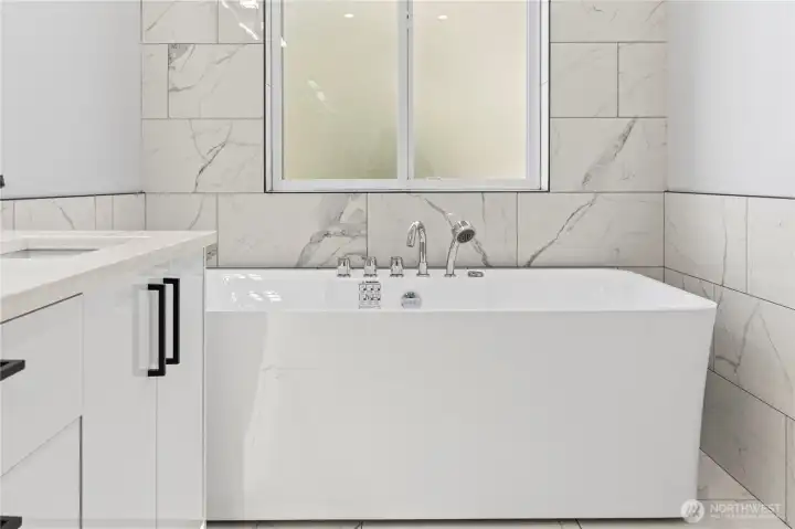 Soaking jetted tub