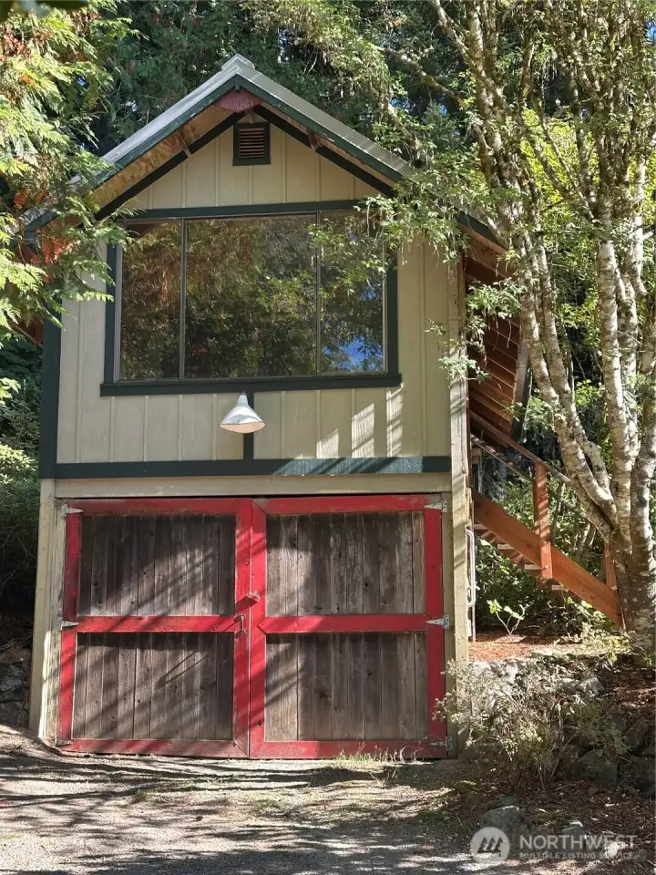 Bunk room/ art studio/single car garage