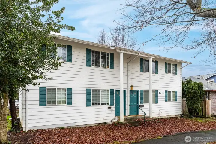 Great curb appeal with architecture that goes nicely with the area vibe.