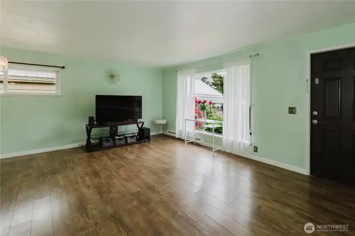 Large floor to ceiling window to let that light in! Large floor to ceiling window to let that light in!