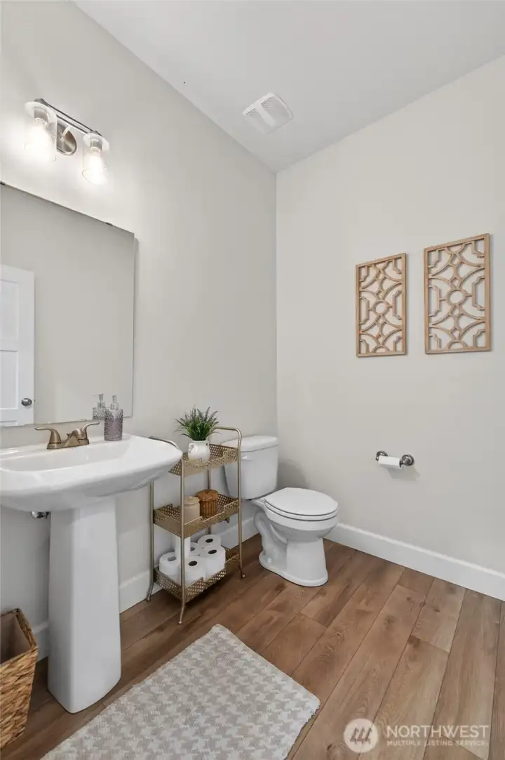 Guest bath on the main