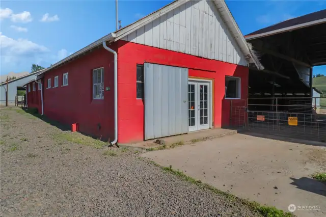 The former milking parlor offers incredible versatility, making it an ideal space to set up for veterinary care. Equipped with a sink and previously plumbed for a toilet, this functional building is well-suited for a variety of farming needs, adding a practical and functional to the farm.