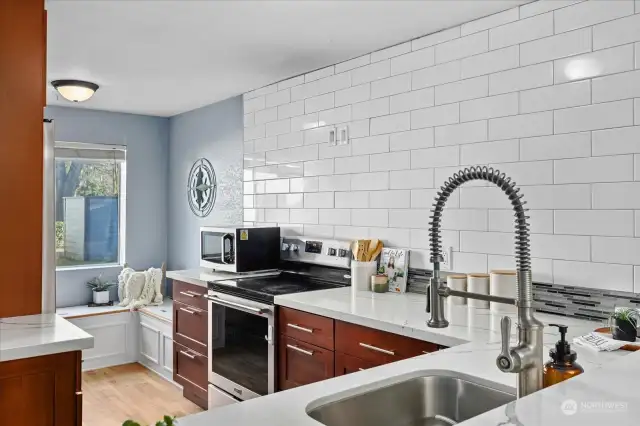 Kitchen w/ bench seating/dining