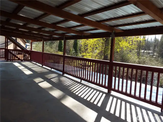 Upper deck facing the lake