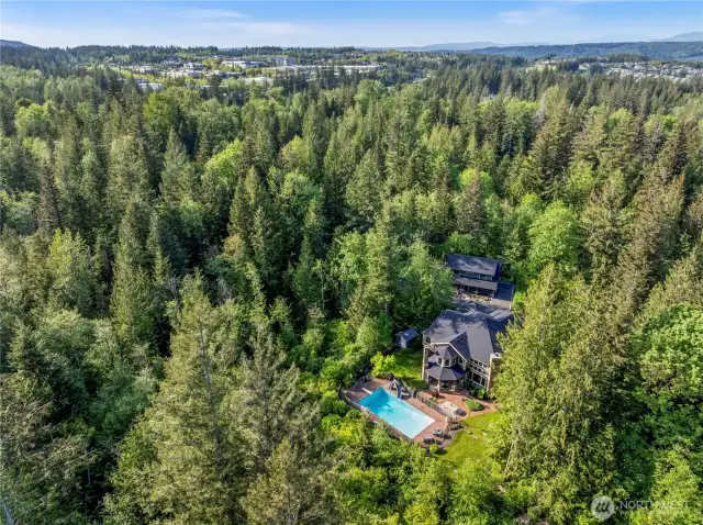 This secluded retreat feels like it is a world away, but you are 3 minutes to I90 (with no freeway noise!) and 5 minutes to Snoqualmie Ridge amenities.