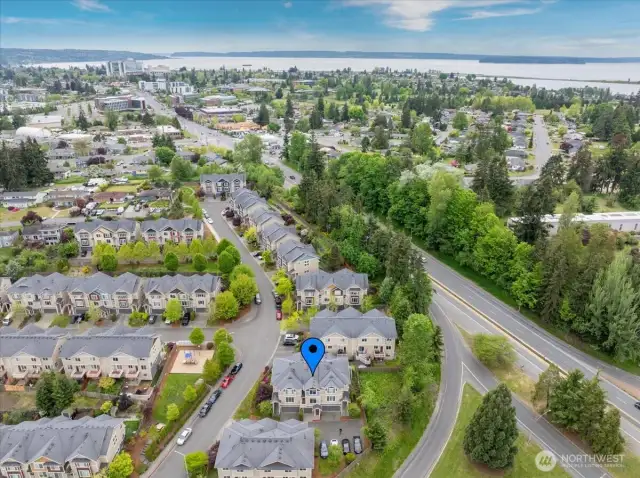 Perfect locate to down town Everett, Marysville and Lake Stevens.  Easy access to I-5 and water front.