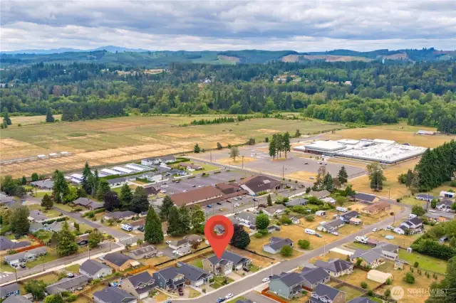Home is close to schools, Borst Park, shopping and freeway