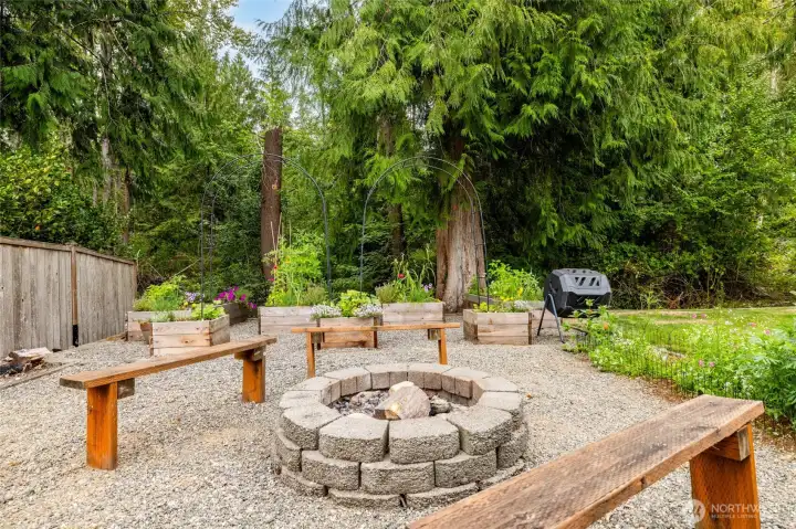 Cozy fire pit area - S’mores anyone?