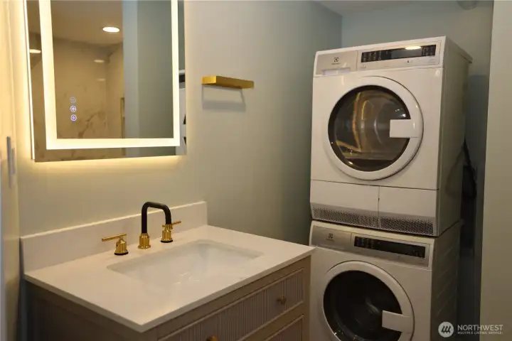 Lower Level - Bathroom w/Laundry
