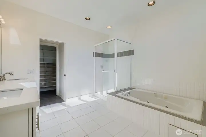 wide open concept full bath