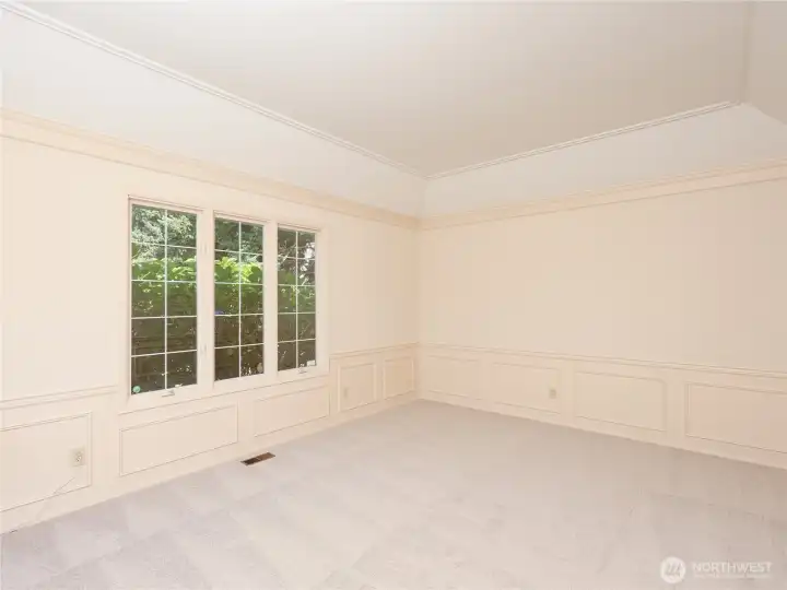 Living Rm is Phenomenal! NEW Paint/Wainscoting/Crown Molding/Carpet