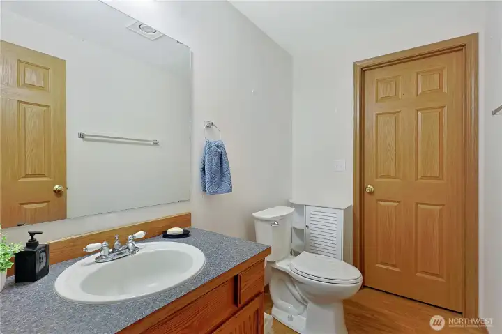 Main floor 1/2 bath