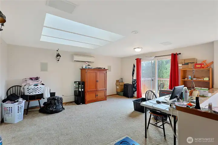 Huge bonus/rec room great for gathering