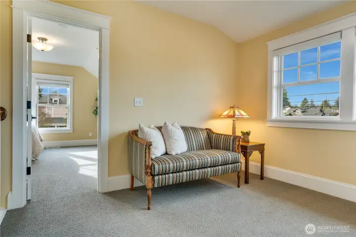 This airy loft adapts beautifully to your needs—library, play area, or home workspace—enhanced by sunny windows that make the space feel cheerful and bright.