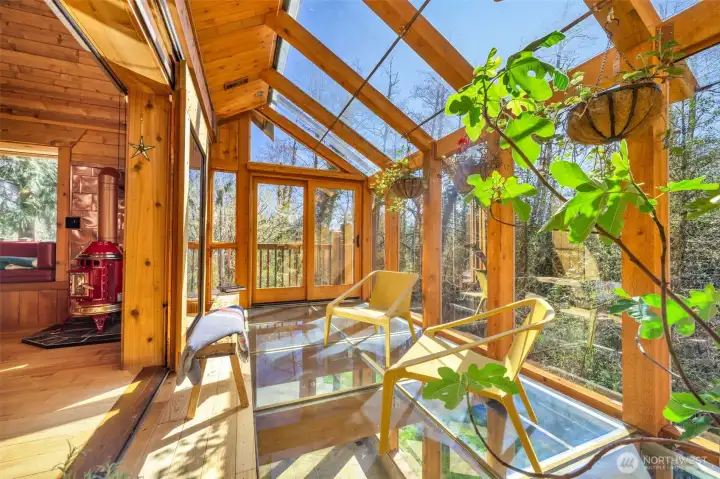 1438 Ann St NE - Sunrise Solarium