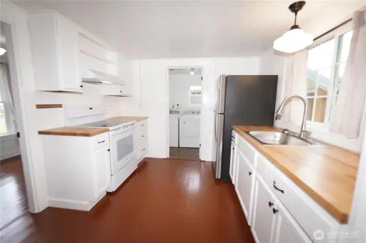 Effecient full sized kitchen