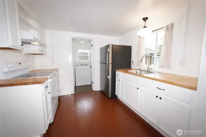 Lots of cabinets in the kitchen