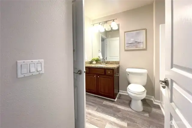 Experience the spaciousness of this bathroom, where every detail has been designed with comfort in mind. With ample room to move and modern finishes, it provides a tranquil and open atmosphere that enhances your daily routine.